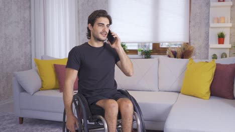 Hombre-Discapacitado-Físicamente-Hablando-Por-Teléfono.